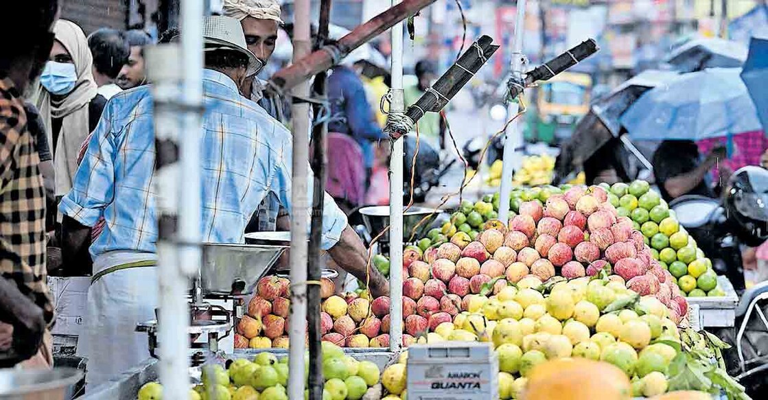 kozhikode-Fruit-trade കോഴിക്കോട് നഗരത്തിലെ പഴക്കച്ചവടം. ചിത്രം: മനോരമ