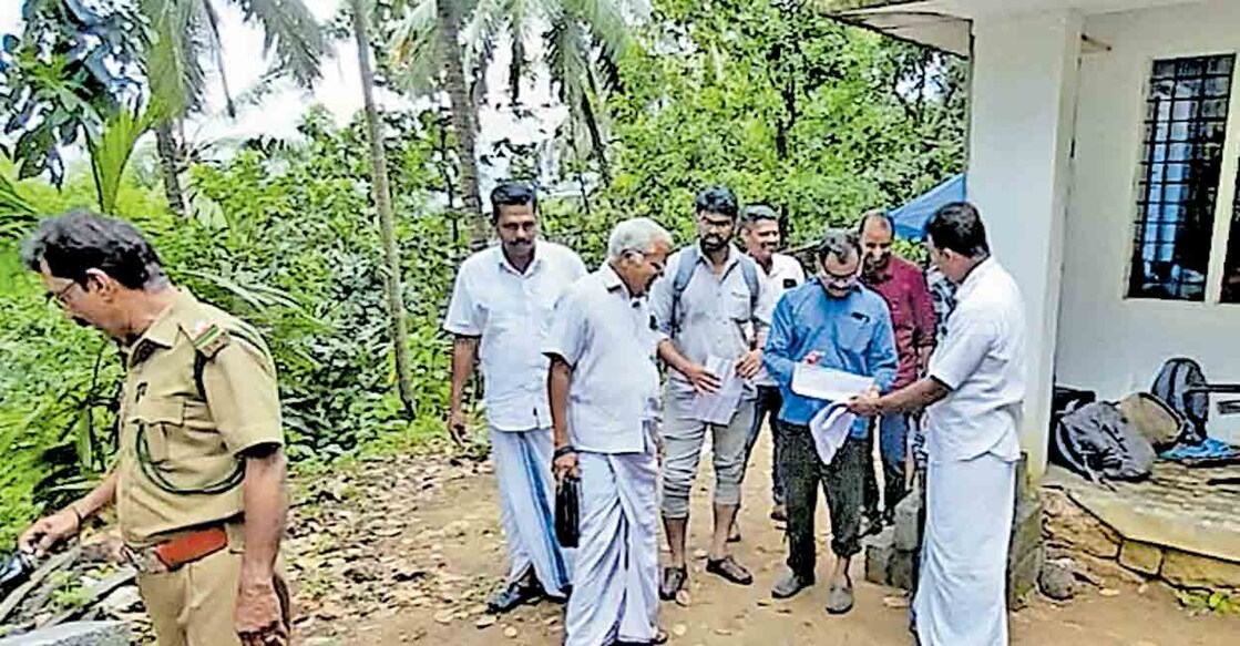 കൂരാച്ചുണ്ട് വില്ലേജിൽ കരിയാത്തുംപാറയിലെ കർഷകൻ സിറിയക് മണ്ണാങ്കതടത്തിന്റെ കൃഷിഭൂമിക്ക് റവന്യു വകുപ്പ് തണ്ടപ്പേർ സർട്ടിഫിക്കറ്റ് അനുവദിക്കാത്തതിനെതിരെ കലക്ടർക്ക് നൽകിയ പരാതിയെ തുടർന്ന് റവന്യു, വനം വകുപ്പ് ഉദ്യോഗസ്ഥരുടെ നേതൃത്വത്തിൽ ഭൂമി സർവേ നടത്തുന്നു  

