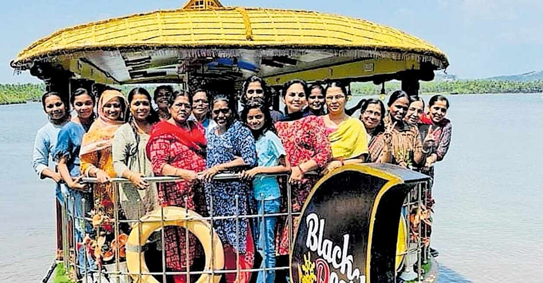kozhikode-house-boat തിരുവമ്പാടി വനിത കൂട്ടായ്മയുടെ ദേശാടനം യാത്രാസംഘം