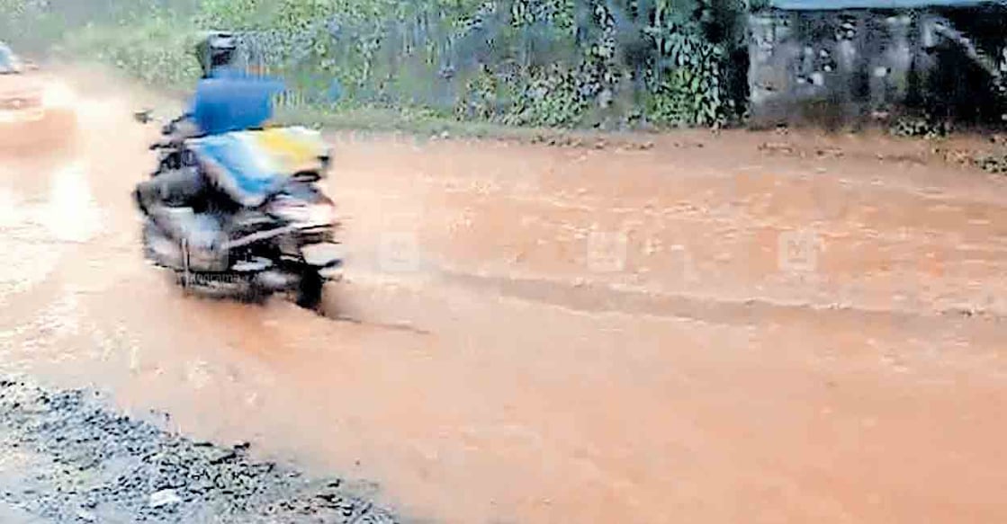 വാണിമേൽ വില്ലേജ് ഓഫിസ് പരിസരത്ത് റോഡിൽ മഴയിൽ രൂപപ്പെട്ട വെള്ളക്കെട്ട്.  

