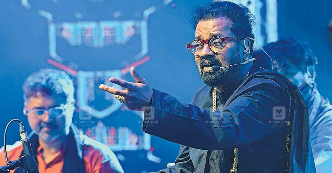 kozhikode-hariharan ഗസൽ ജീവിതത്തിന്റെ 50 വർഷങ്ങളുടെ ആഘോഷത്തിന്റെ ഭാഗമായി കോഴിക്കോട് സംഘടിപ്പിച്ച ‘ബെ മിസാൽ’ പരിപാടിയിൽ ഗായകൻ ഹരിഹരൻ പാടുന്നു. ചിത്രം: മനോരമ