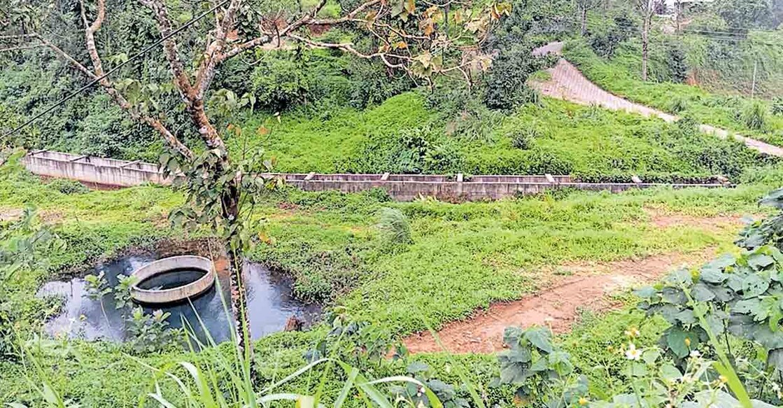 kozhikode-resort-area-drinage-well കക്കാടംപൊയിൽ പിവിആർ നാച്വറോ റിസോർട്ട് പരിസരത്ത് കാട്ടരുവിയുടെ ഒഴുക്കു തടസ്സപ്പെടുത്തി നിർമിച്ച ഡ്രെയ്നേജും സമീപത്തെ കിണറും.