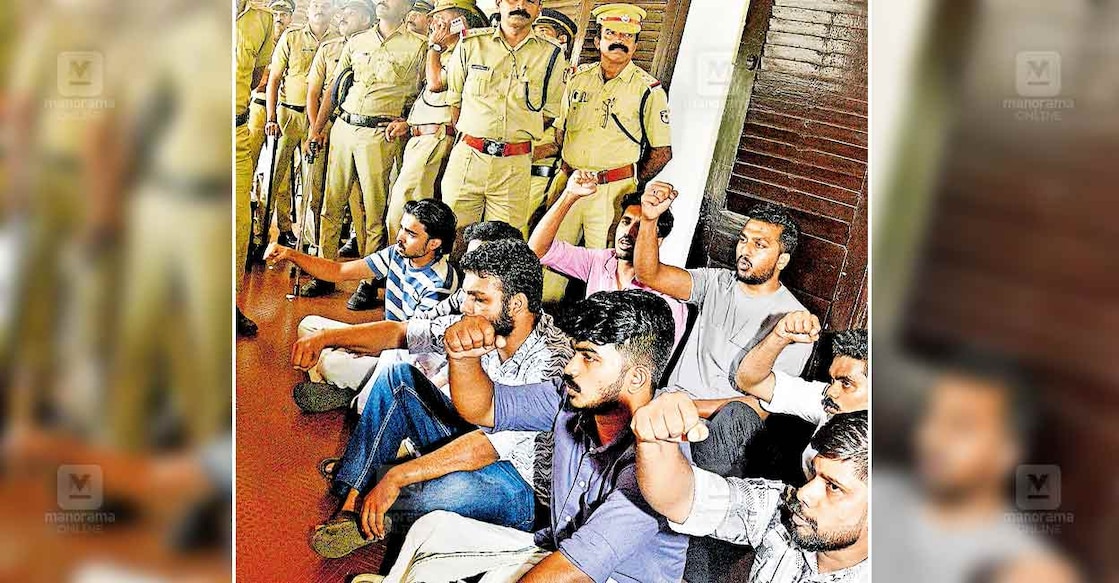 അറിഞ്ഞില്ല, ആരും പറഞ്ഞില്ല: സ്കൂൾ മേളകൾക്കു വിദ്യാർഥികളിൽ നിന്ന് അനധികൃത പിരിവ് നടത്തുന്നതിനെതിരെ എംഎസ്എഫ് മാനാഞ്ചിറ എജ്യുക്കേഷൻ ഓഫിസിലേക്കു സമരം നടത്തിയ പ്രവർത്തകരെ നീക്കം ചെയ്യാനെത്തിയ പൊലീസ് വാഹനം വരുന്നതിനായി കാത്തുനിൽക്കുന്നു. 50 മിനിറ്റിനു ശേഷമാണ് വാഹനം എത്തി പ്രവർത്തകരെ മാറ്റിയത്. ചിത്രം: മനോരമ  
