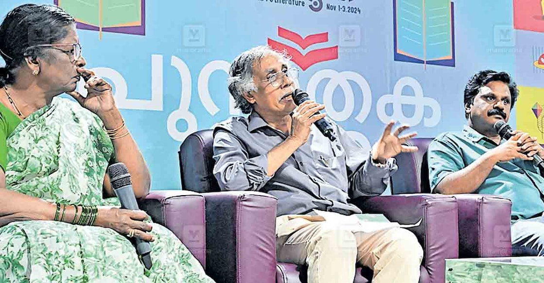 മനോരമ ഹോർത്തൂസ് വേദിയിൽ നടക്കുന്ന പുസ്തകശാല ചർച്ചയിൽ സാഹിത്യകാരൻ പി.കെ.പാറക്കടവ് സംസാരിക്കുന്നു. ജാനമ്മ കുഞ്ഞുണ്ണി, അർഷാദ് ബത്തേരി എന്നിവർ സമീപം. ചിത്രം: മനോരമ 