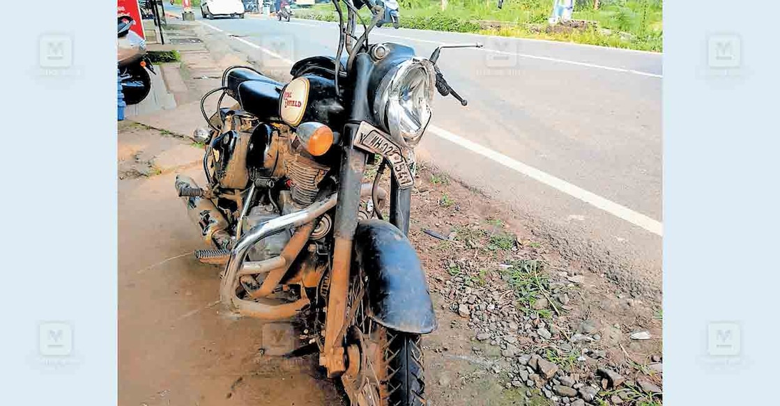 peringolam-road-img പെരിങ്ങൊളം ജംക്ഷനിൽ ഇന്നലെ പുലർച്ചെ വിദ്യാർഥികൾ
സഞ്ചരിച്ച ബൈക്കും ടാങ്കർ ലോറിയും കൂട്ടിയിടിച്ച് ഉണ്ടായ
അപകടത്തിൽ തകർന്ന ബൈക്ക്.