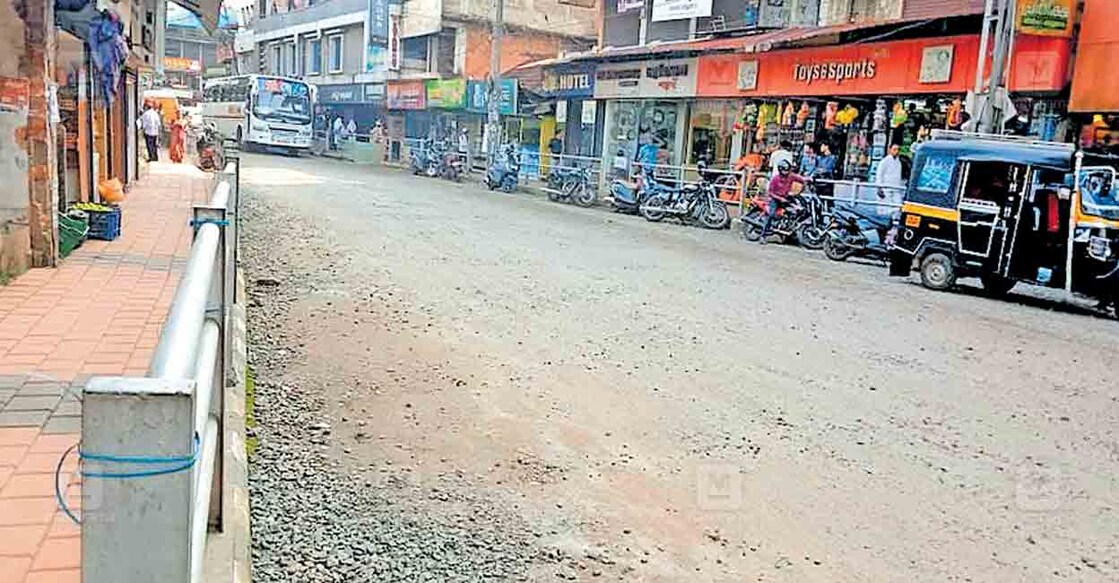 കുറ്റ്യാടി–തൊട്ടിൽപാലം റോഡ് റീടാർ ചെയ്യാൻ കല്ലു നിരത്തിയ നിലയിൽ.