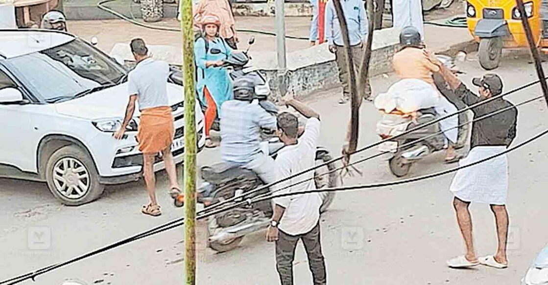 vadakara-traffic-jam വടകര ജില്ലാ ആശുപത്രി റോഡിൽ കാറിൽ വന്ന യുവാക്കളുടെ ട്രാഫിക് നിയന്ത്രണം.