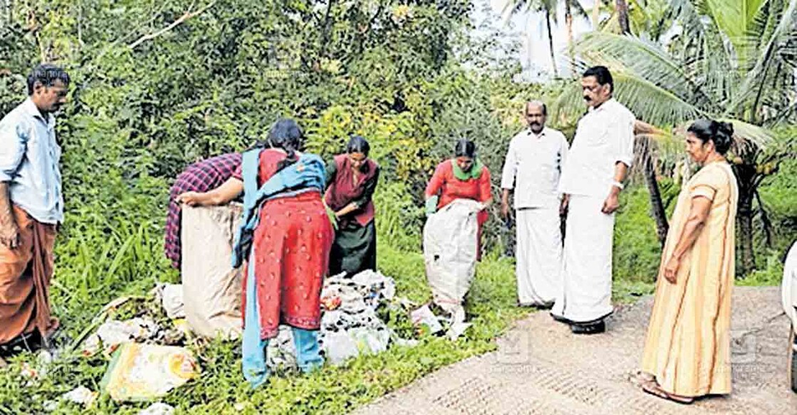 waste-dumbing ചക്കിട്ടപാറ പഞ്ചായത്തിലെ മുക്കവല – അക്വാഡക്ട് റോഡരികിൽ തള്ളിയ മാലിന്യം ഹരിതകർമ സേനാംഗങ്ങൾ നീക്കം ചെയ്യുന്നു. പഞ്ചായത്ത് പ്രസിഡന്റ് കെ.സുനിൽ, സ്ഥിരസമിതി അധ്യക്ഷൻ സി.കെ.
ശശി എന്നിവർ സമീപം.