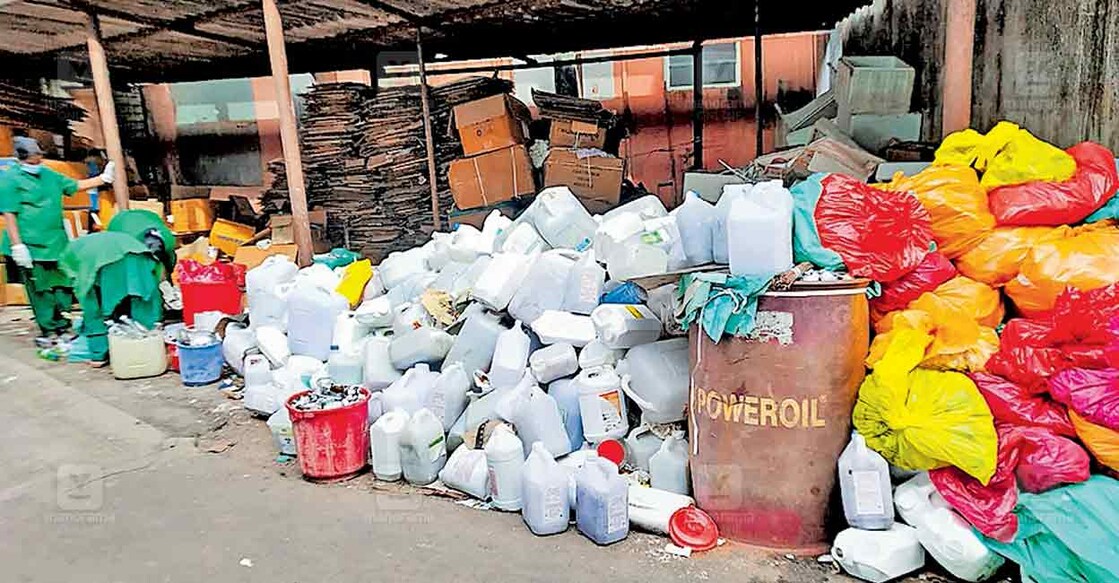bio-medical-waste2 ഇമേജിലേക്ക് കൊണ്ടുപോകാനായി കൂട്ടിയിട്ട മറ്റ് ബയോ മെഡിക്കൽ മാലിന്യങ്ങൾ മഞ്ഞ, ചുവപ്പ് പ്ലാസ്റ്റിക് ബാഗുകളിൽ കൂട്ടിയിട്ടിരിക്കുന്നു.