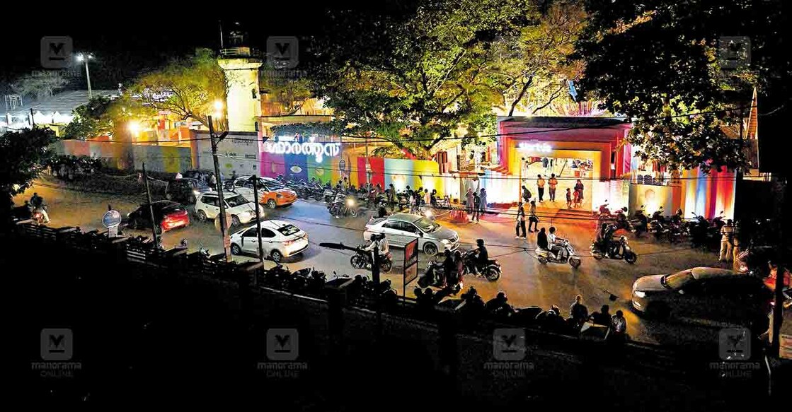 മനോരമ ഹോർത്തൂസ് കലാസാഹിത്യോത്സവനഗരിയായ കോഴിക്കോട് കടപ്പുറം രാത്രി വർണവെളിച്ചത്തിൽ. ചിത്രം: മനോരമ