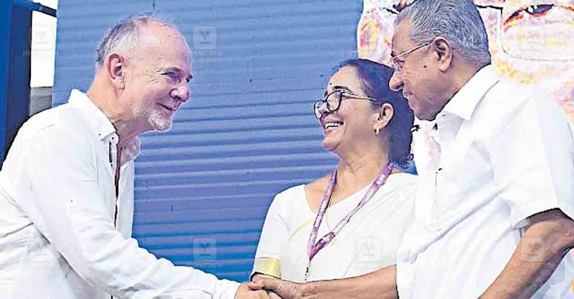 മലയാള മനോരമ ‘ഹോർത്തൂസ് കലാസാഹിത്യോത്സവം കോഴിക്കോട് ബീച്ചിൽ ഉദ്ഘാടന വേദിയിൽ മുഖ്യമന്ത്രി പിണറായി വിജയൻ മുതിർന്ന പോളിഷ് എഴുത്തുകാരൻ മറേക് ബിയാൻഷിക്കിനെ കണ്ടപ്പോൾ. മേയർ ഡോ. ബീന ഫിലിപ് സമീപം. 