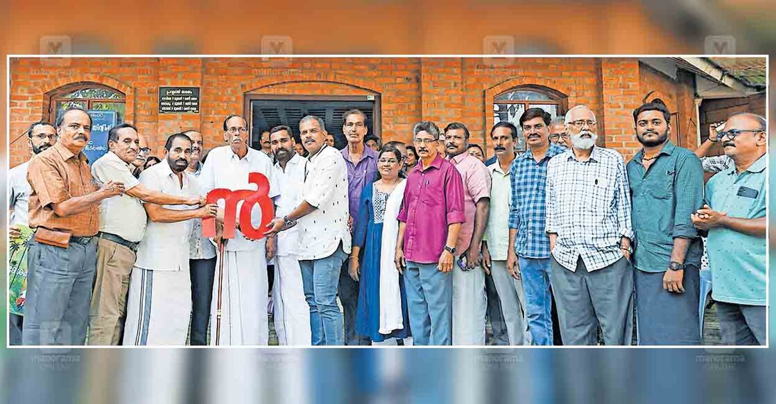 മലയാള മനോരമ ഹോർത്തൂസ് കലാസാഹിത്യോൽസവത്തിനു മുന്നോടിയായി പുതിയറ എസ്കെ സാംസ്കാരിക നിലയത്തിലെത്തിയ അക്ഷരപ്രയാണ സംഘത്തിനു നൽകിയ സ്വീകരണത്തിൽ സാംസ്കാരിക കേന്ദ്രം പ്രസിഡന്റ് ടി.വി.രാമചന്ദ്രൻ ‘ൻ’ എന്ന അക്ഷരം മലയാള മനോരമ കോഴിക്കോട് ചീഫ് ഓഫ് ബ്യൂറോ ജയൻ മേനോന് കൈമാറുന്നു. കെ.ശ്രീകുമാർ, പൂനൂർ കെ.കരുണാകരൻ, പി.എം.വി.പണിക്കർ, കോർപറേഷൻ കൗൺസിലർ ടി.റനീഷ് എന്നിവർ സമീപം. ചിത്രം: മനോരമ. 