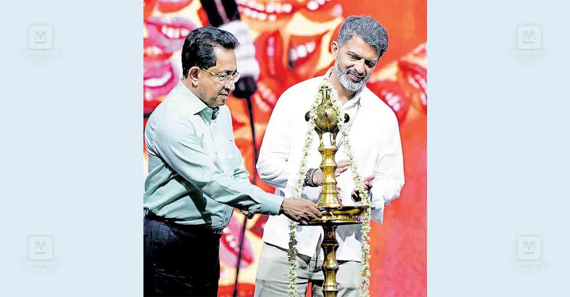 കോഴിക്കോട്ട് ഹോർത്തൂസിന്റെ ഭാഗമായുള്ള സംഗീതസന്ധ്യയ്ക്ക് ജോയ്ആലുക്കാസ് ഗ്രൂപ്പ് ചെയർമാൻ ജോയ് ആലുക്കാസ് തിരിതെളിച്ചപ്പോൾ. മലയാള മനോരമ എക്സിക്യൂട്ടീവ് എഡിറ്റർ ജയന്ത് മാമ്മൻ മാത്യു സമീപം.