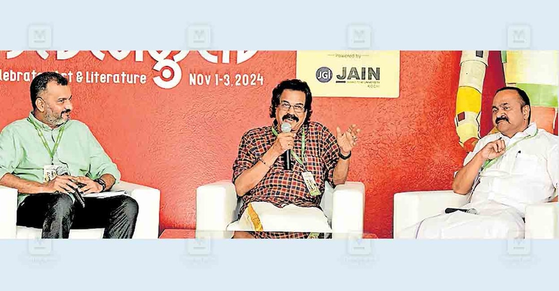 ‘പക്ഷമില്ലാത്ത വായന’ സെഷനിൽ സി.വി.ബാലകൃഷ്ണൻ, 
വി.ഡി.സതീശൻ എന്നിവർ.
