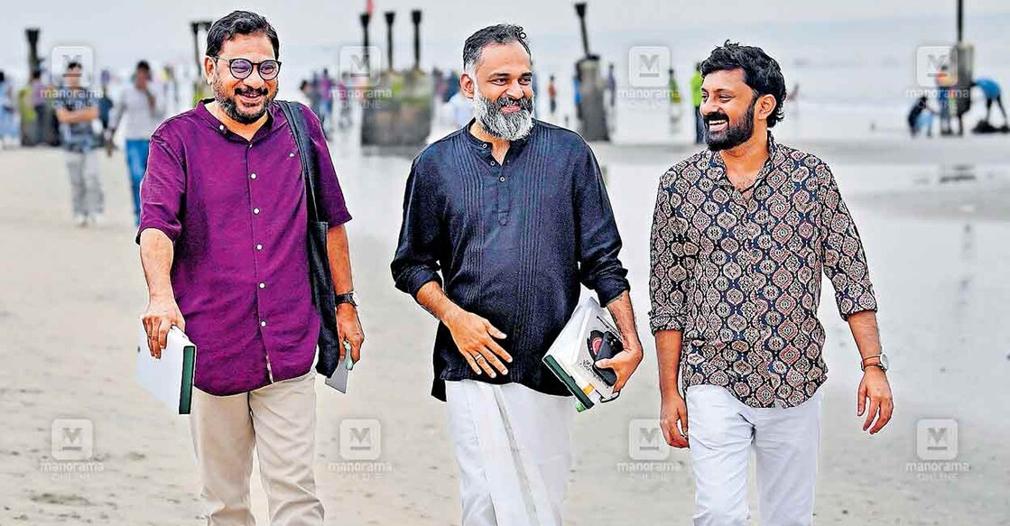 ഗാനരചയിതാക്കളായ റഫീഖ് അഹമ്മദും ബി.കെ.ഹരിനാരായണനും ഹോർത്തൂസ് ചർച്ചയ്ക്കു ശേഷം സംഗീത സംവിധായകൻ ബിജിബാലിനൊപ്പം കോഴിക്കോട് ബീച്ചിൽ. ചിത്രം: മനോരമ  
