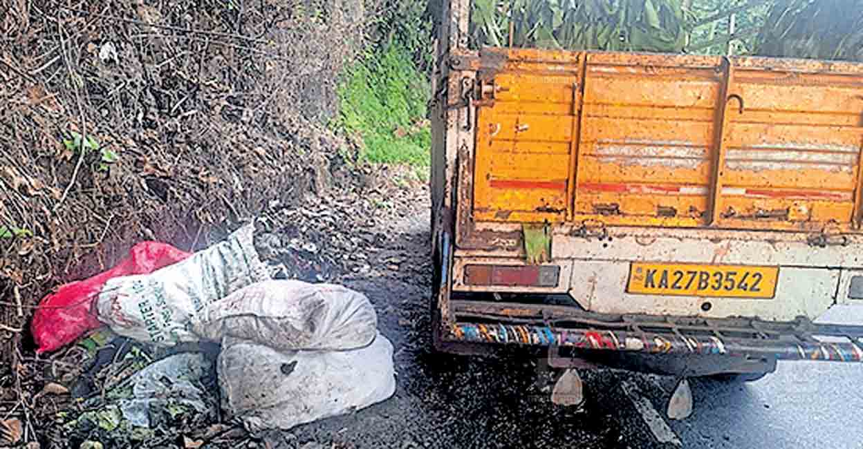 പക്രംതളം ചുരത്തിൽ മാലിന്യം തള്ളി; പിഴ അടപ്പിച്ചതു 15000 രൂപ waste