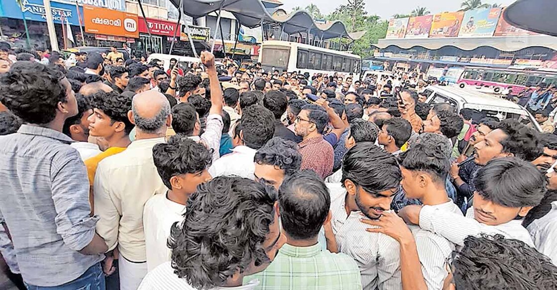 perambra-bus-stand-accident-protest1 പേരാമ്പ്ര ബസ് സ്റ്റാൻഡിൽ വയോധികൻ ബസ് തട്ടി മരിച്ച സംഭവവുമായി ബന്ധപ്പെട്ട് ഉണ്ടായ സംഘർഷം.