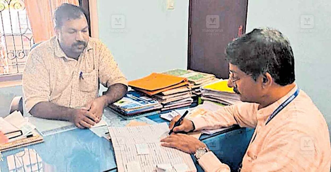 atholli-kseb അത്തോളി കെഎസ്ഇബി അസിസ്റ്റന്റ് എൻജിനീയറുടെ ഓഫിസിൽ വിവരാവകാശ കമ്മിഷൻ അഡ്വ ടി.കെ.രാമകൃഷ്ണൻ പരിശോധന നടത്തുന്നു.