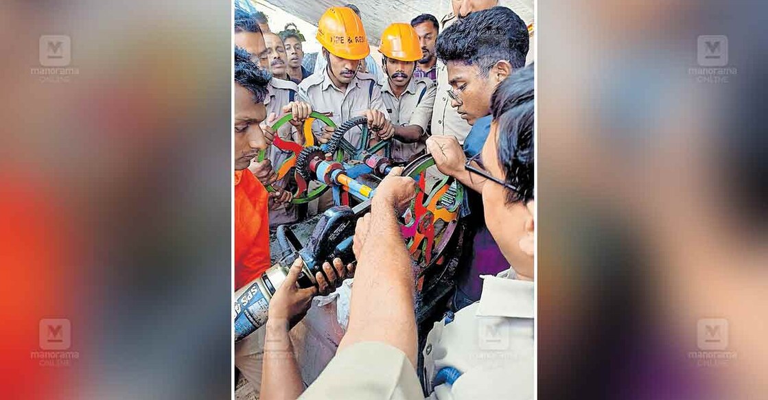 koduvalli-students-hand-got-stuck കരിമ്പ് ജ്യൂസ് യന്ത്രത്തിൽ കൈ കുടുങ്ങിയ ആദികൃഷ്ണയെ മുക്കം അഗ്നിരക്ഷാ സേന രക്ഷപ്പെടുത്തുന്നു