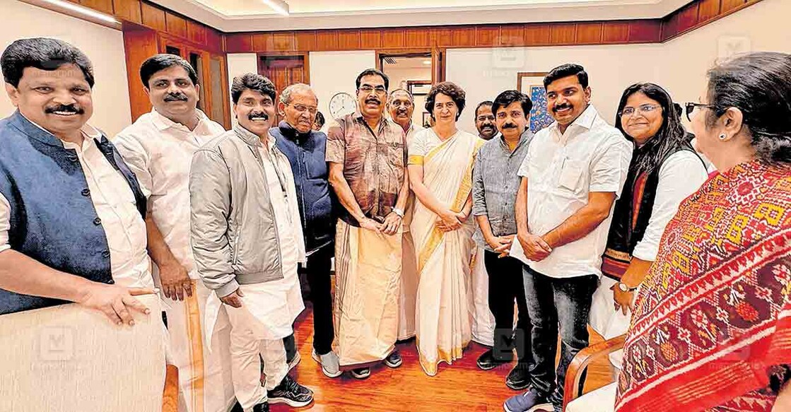 വയനാട് എംപിമായി സത്യപ്രതിജ്ഞ ചെയ്ത ശേഷം പ്രിയങ്ക ഗാന്ധി എ.പി.അനിൽ കുമാർ എംഎൽഎ, കോഴിക്കോട് ഡിസിസി പ്രസിഡന്റ് കെ.പ്രവീൺ കുമാർ, ടി.സിദ്ദിഖ് എംഎൽഎ, മുസ്‌ലിം ലീഗ് വയനാട് ജില്ലാ പ്രസിഡന്റ് കെ.കെ.അഹമ്മദ്, പി.കെ.ബഷീർ എംഎൽഎ, വയനാട് ഡിസിസി പ്രസിഡന്റ് എൻ.ഡി.അപ്പച്ചൻ, ഐ.സി.ബാലകൃഷ്ണൻ എംഎൽഎ, കെപിസിസി ജനറൽ സെക്രട്ടറി ആര്യാടൻ ഷൗക്കത്ത്, 
മലപ്പുറം ഡിസിസി പ്രസിഡന്റ് വി.എസ്.ജോയ്, ജെബി മേത്തർ എംപി എന്നിവർക്കൊപ്പം പാർലമെന്റ് 
മന്ദിരത്തിൽ.  