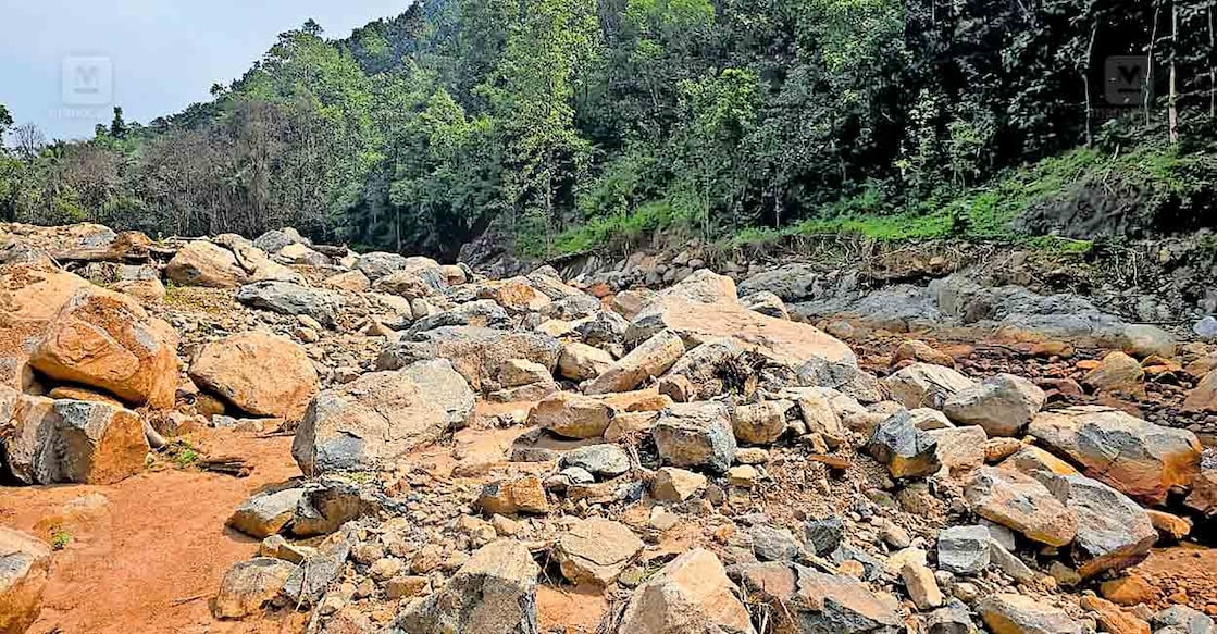 vilanjadu-lansilde നാലു മാസം മുൻപ് ഉരുൾപൊട്ടലുണ്ടായ വിലങ്ങാട്ട് ശ്രീകൃഷ്ണ ക്ഷേത്രത്തിനു സമീപം പുഴയിൽ അടിഞ്ഞുകൂടിയ പാറക്കല്ലുകൾ നീക്കം ചെയ്യാതെ കിടക്കുന്നു.