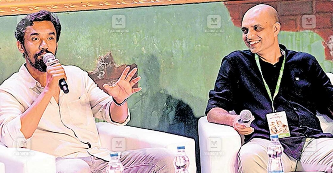 ഗാനരചയിതാക്കളായ റഫീഖ് അഹമ്മദും ബി.കെ.ഹരിനാരായണനും ഹോർത്തൂസ് ചർച്ചയ്ക്കു ശേഷം സംഗീത സംവിധായകൻ ബിജിബാലിനൊപ്പം കോഴിക്കോട് ബീച്ചിൽ. ചിത്രം: മനോരമ  