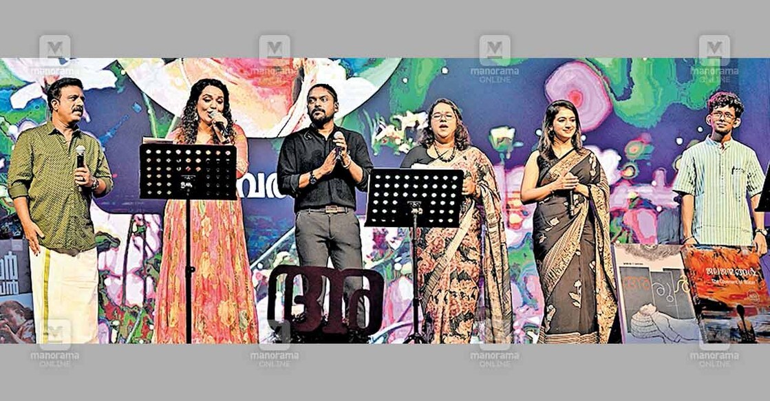 കോഴിക്കോട് കടപ്പുറത്തു മനോരമ ഹോർത്തൂസ് കലാസാഹിത്യോത്സവത്തിന്റെ വേദിയിൽ നടത്തിയ ‘കഥകൾ പറയും പാട്ടുകൾ’ എന്ന സംഗീത നിശയിൽ ഗായകരായ സുദീപ് കുമാർ, ജ്യോത്സ്ന രാധാകൃഷ്ണൻ, വിധു പ്രതാപ്, രാജലക്ഷ്മി, നിത്യ മാമ്മൻ, ശ്രീരാഗ് ഭരതൻ എന്നിവർ പാടുന്നു.
ചിത്രം: മനോരമ  