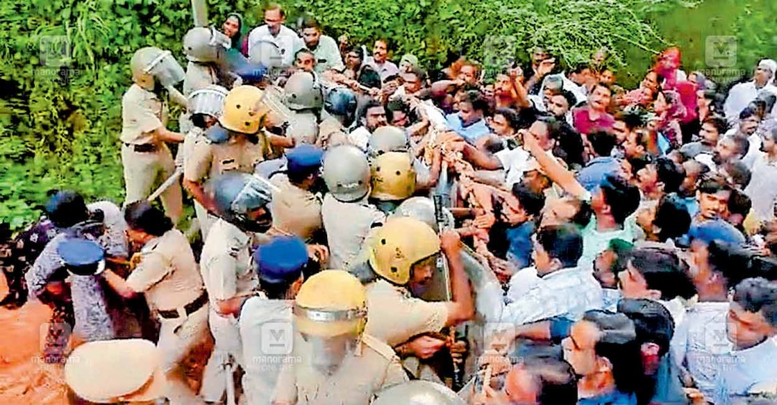പുറക്കാമല സംരക്ഷണ സമിതിയുടെ ജനകീയ മാർച്ച് പൊലീസ് തടഞ്ഞപ്പോഴുണ്ടായ സംഘർഷം.  
