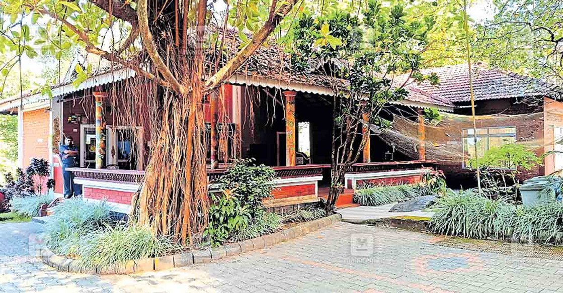 തുഷാരഗിരി ടൂറിസ്റ്റ് കേന്ദ്രത്തിൽ ഒരു വർഷമായി അടഞ്ഞുകിടക്കുന്ന ഡിടിപിസിയുടെ ടൂറിസ്റ്റ് കോട്ടേജുകൾ