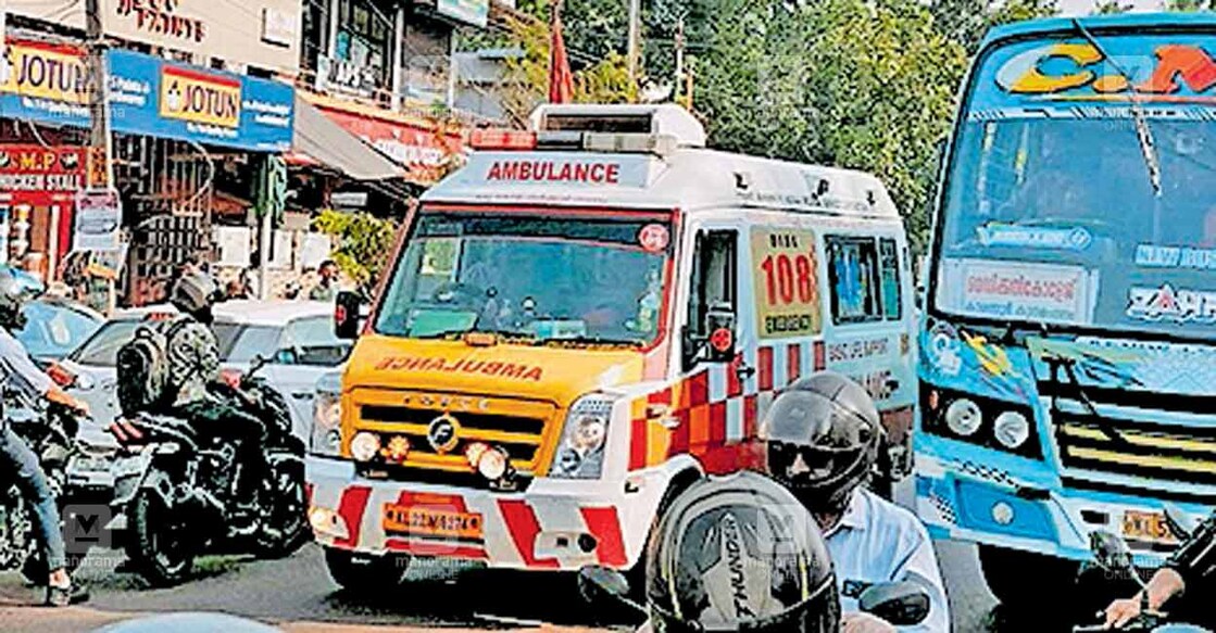 
മെഡിക്കൽ കോളജ് ആശുപത്രിയിലേക്കു  രോഗിയെയും കൊണ്ടു വരുന്ന ആംബുലൻസും മുണ്ടിക്കൽതാഴം ജംക്‌ഷനിലെ ഗതാഗതക്കുരുക്കിൽ അകപ്പെട്ടപ്പോൾ.  
