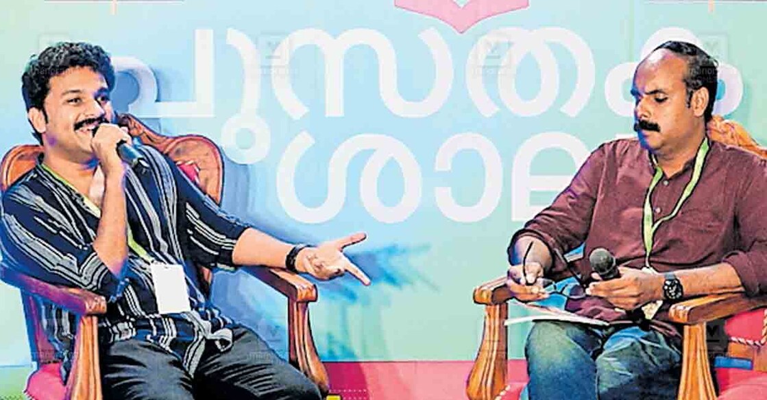 ഹോർത്തൂസ് പുസ്തകശാലയിൽ മനോരമ ബുക്സ് ഹോർത്തൂസ് സ്പെഷൽ എഡിഷൻ ആയി പുറത്തിറക്കിയ 'മമ്മൂട്ടി; കണ്ടു കണ്ട് പെരുകുന്ന കടൽ' എന്ന എന്ന പുസ്തകത്തെക്കുറിച്ച് രചയിതാവ് ലിജീഷ് കുമാർ സംസാരിക്കുന്നു. വി.കെ.ജോബിഷ് സമീപം.