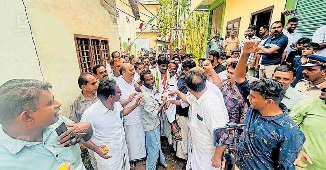 kozhikode-krishna-dasan-kunnummal ആനയാംകുന്ന് വെസ്റ്റ് വാർഡിലെ ഉപതിരഞ്ഞെടുപ്പിൽ വിജയിച്ച യുഡിഎഫ് സ്ഥാനാർഥി കൃഷ്ണ ദാസൻ കുന്നമ്മലിനെ പ്രവർത്തകർ തോളിലേറ്റി ആഹ്ലാദം പങ്കുവയ്ക്കുന്നു.