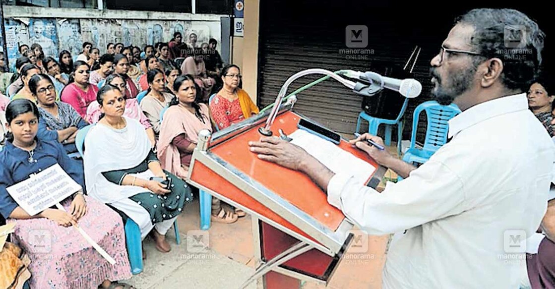 സരോവരം കണ്ടൽക്കാട് സംരക്ഷിക്കണമെന്നാവശ്യപ്പെട്ടു സരോവരം ബയോപാർക്ക് പ്രകൃതി സംരക്ഷണ സമിതിയുടെ നേതൃത്വത്തിൽ നടന്ന ധർണ കെ.ടി.ഗോപാലൻ ഉദ്ഘാടനം ചെയ്യുന്നു.  
