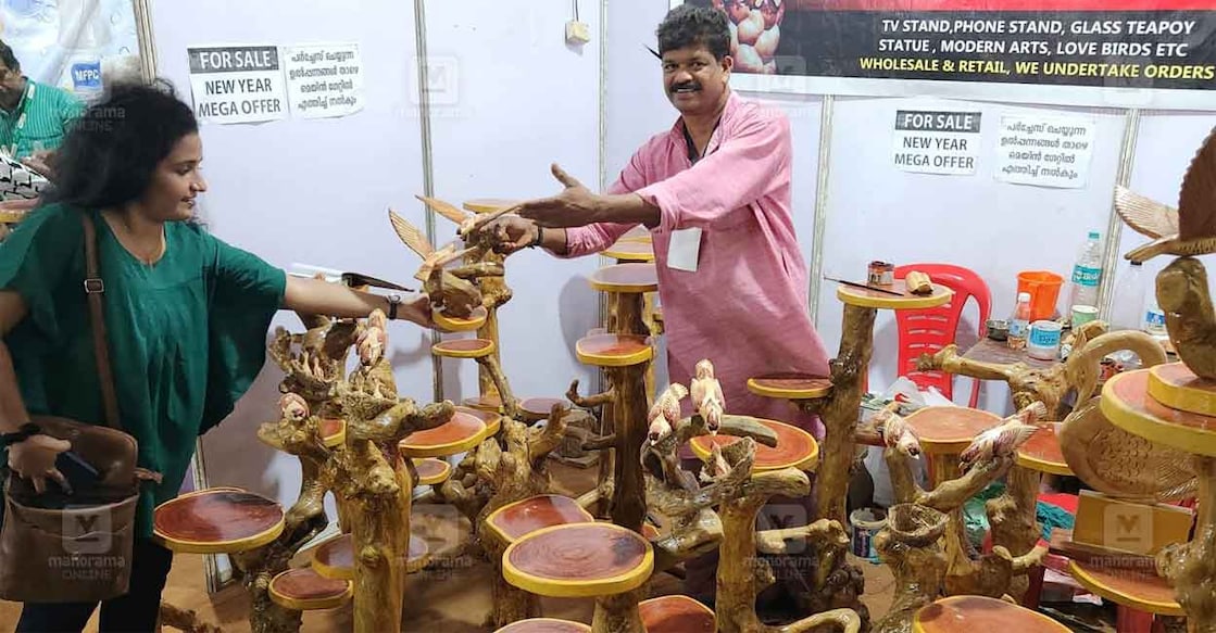 ബൊട്ടാണിക്കൽ ഫെസ്റ്റിവൽ സ്റ്റാളിലെ പ്രദീപിന്റെ ശിൽപ വിൽപന.