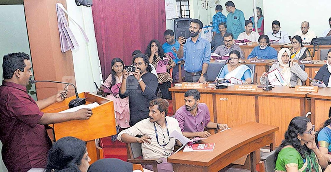 കോഴിക്കോട് ജില്ലാ പഞ്ചായത്ത് ബജറ്റ് വൈസ് പ്രസിഡന്റ്‌ പി.ഗവാസ് അവതരിപ്പിക്കുന്നു.  
