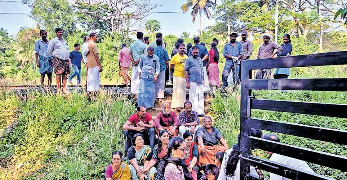കോരപ്പുഴ ഗവ. ഫിഷറീസ് സ്കൂളിലേക്കുള്ള വഴിയടയ്ക്കാൻ റെയിൽവേ ജീവനക്കാർ എത്തിയപ്പോൾ നാട്ടുകാർ പ്രതിഷേധിക്കുന്നു.  
