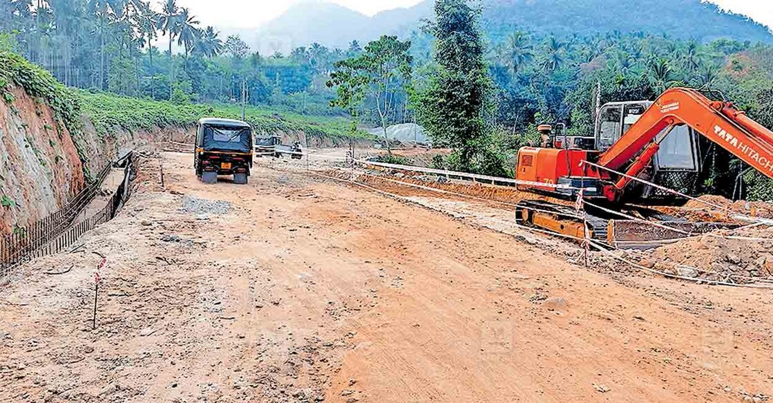 തലയാട് മലയോര ഹൈവേയുടെ പ്രവൃത്തി പുരോഗമിക്കുന്നു. 