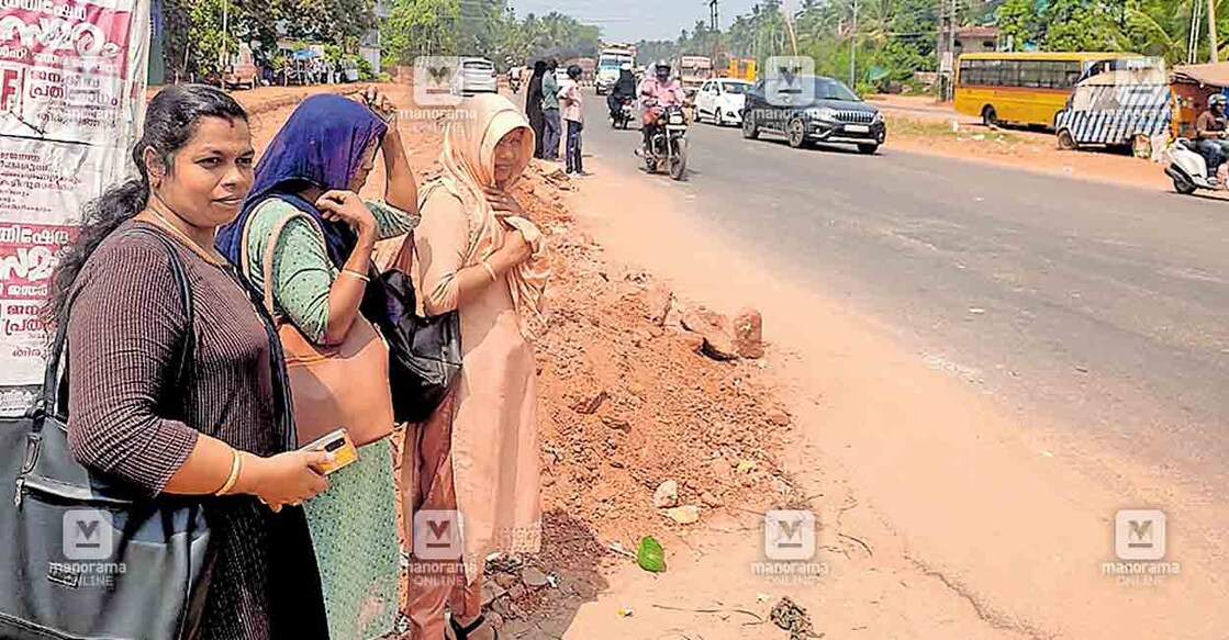 6-no-bus-stop ചേമഞ്ചേരിയിൽ ബസ് കാത്തിരിപ്പുകേന്ദ്രം പൊളിച്ചു മാറ്റിയതോടെ വെയിൽ കൊണ്ട് നിൽക്കുന്ന
യാത്രക്കാർ.