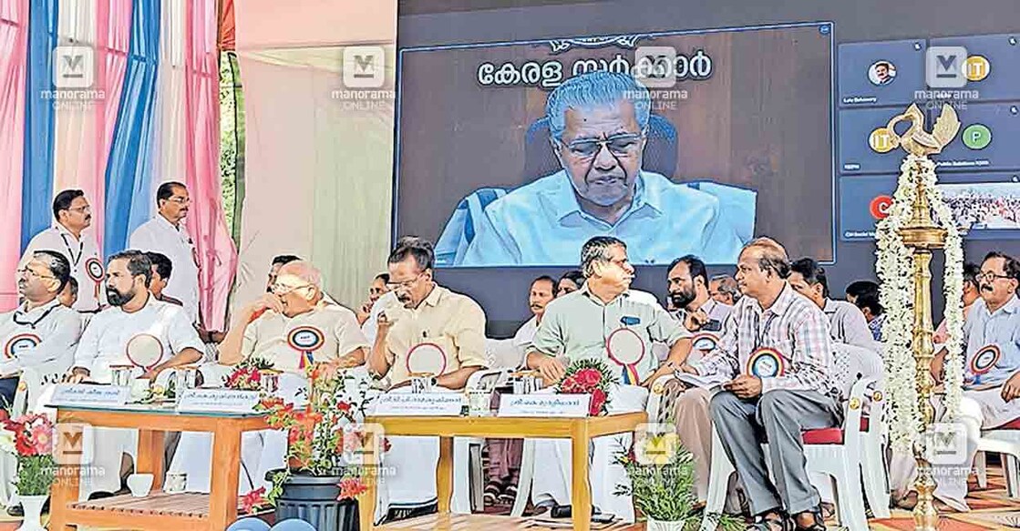 പെരുവണ്ണാമൂഴി ചെറുകിട ജലവൈദ്യുത പദ്ധതി ഓൺലൈനിൽ ഉദ്ഘാടനം നിർവഹിച്ച് മുഖ്യമന്ത്രി പിണറായി വിജയൻ പ്രസംഗിക്കുന്നു.  
