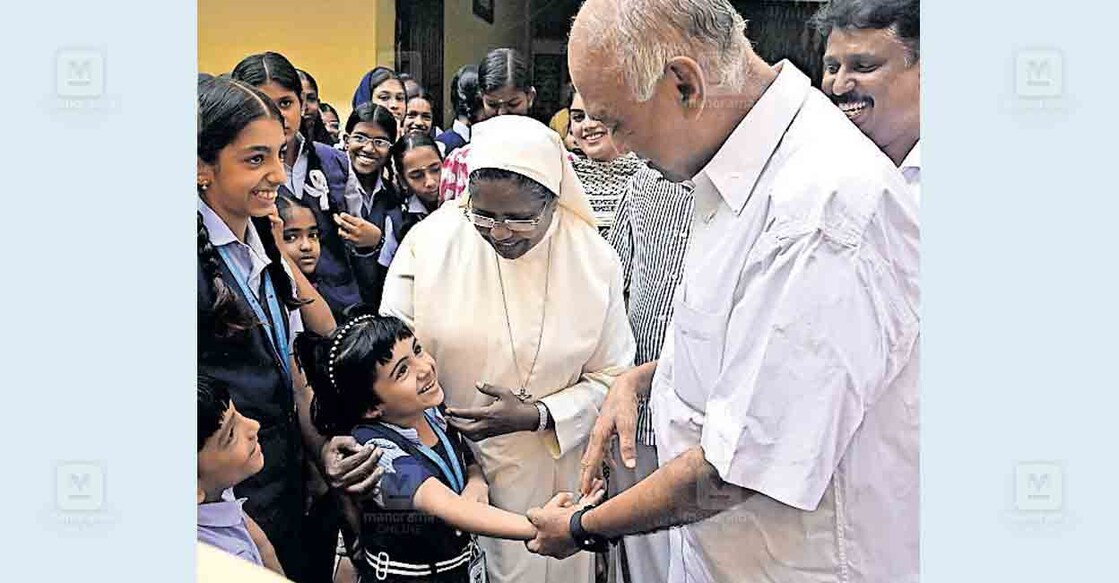 തിരഞ്ഞെടുപ്പു പ്രചാരണത്തിന്റെ ഭാഗമായി കോഴിക്കോട് കരുണ സ്പീച്ച് ആൻഡ് ഹിയറിങ് സ്കൂളിലെത്തിയ കോഴിക്കോട് മണ്ഡലം എൽഡിഎഫ് സ്ഥാനാർഥി എളമരം കരീം കുട്ടികൾക്കൊപ്പം.