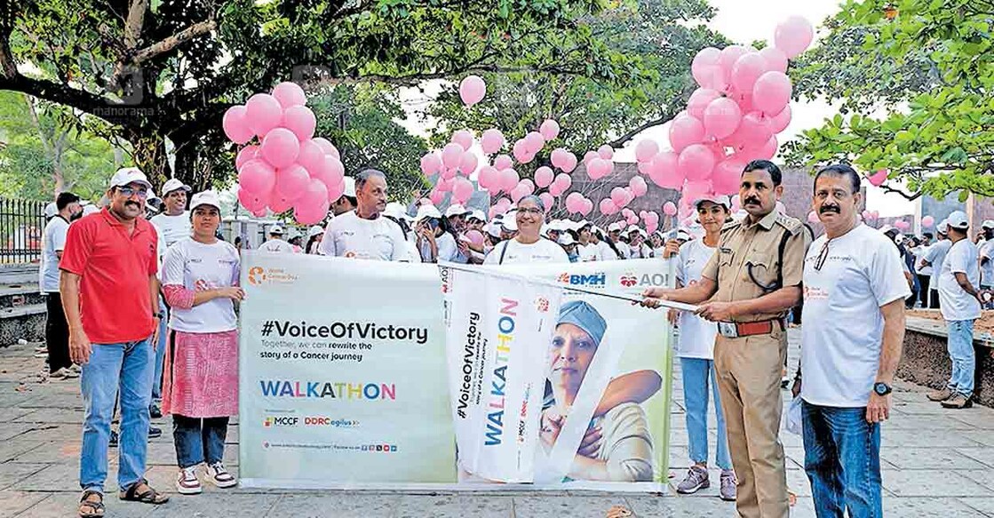 കാൻസർ ദിനത്തിൽ അമേരിക്കൻ ഓങ്കോളജി ഇൻസ്റ്റിറ്റ്യൂട്ടും ബേബി മെമ്മോറിയൽ ആശുപത്രിയും മലബാർ കാൻസർ കെയർ ഫൗണ്ടേഷനും ചേർന്നു സംഘടിപ്പിച്ച വാക്കത്തോൺ ടൗൺ സബ്ഡിവിഷൻ എസിപി കെ.ജി.സുരേഷ് ഫ്ലാഗ് ഓഫ് ചെയ്യുന്നു.