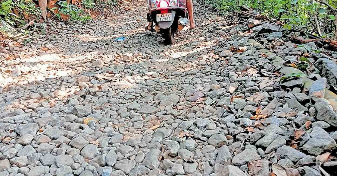 ജാനകിക്കാട് ഇക്കോടൂറിസം കേന്ദ്രത്തിലേക്കുള്ള റോഡ് പൂർണമായി തകർന്ന നിലയിൽ.  