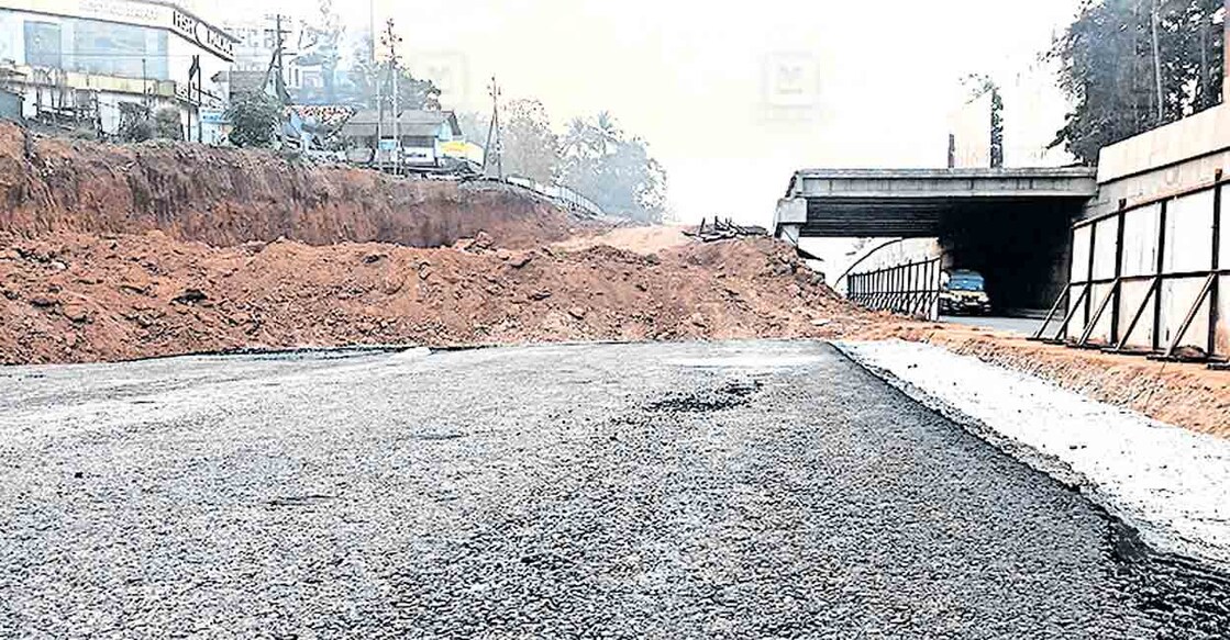 kozhikode-over-pass വേങ്ങേരി ജംക്ഷനിൽ പകുതി നിർമാണം പൂർത്തിയായ ഓവർപാസ്. ജപ്പാൻ പൈപ്പ് മാറ്റി സ്ഥാപിക്കാൻ വൈകുന്ന സാഹചര്യത്തിൽ ബാക്കിയുള്ള പാലം വീതി കുറച്ചു നിർമിക്കാനാണ് പദ്ധതി.