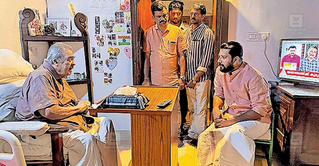 




കെ.പി.ഉണ്ണിക്കൃഷ്ണന്റെ അനുഗ്രഹം തേടി അദ്ദേഹത്തിന്റെ വീട്ടിൽ എത്തിയ വടകര മണ്ഡലം യുഡിഎഫ് സ്ഥാനാർഥി ഷാഫി പറമ്പിൽ സൗഹൃദ സംഭാഷണത്തിൽ.  