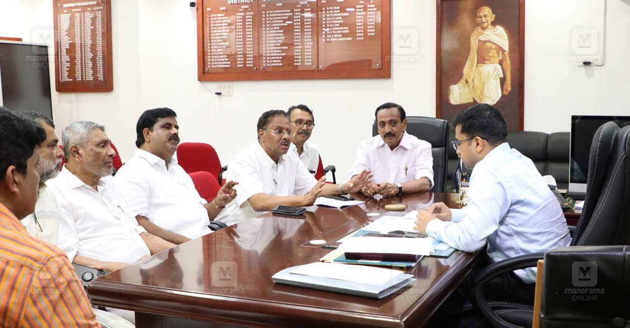 അടിയന്തര പരിഹാരം വേണം; ഫ്രഷ് കട്ട് വിഷയത്തിൽ യുഡിഎഫ് നേതാക്കൾ കലക്ടറെ കണ്ടു