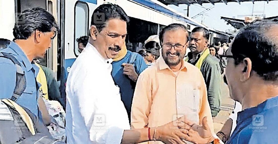 തിരഞ്ഞെടുപ്പു പ്രചാരണത്തിന്റെ ഭാഗമായി കോഴിക്കോട്ടെത്തിയ ദക്ഷിണ കന്നട എംപി നളിൻകുമാർ കട്ടീലിനെ റെയിൽവേ 
സ്റ്റേഷനിൽ സ്വീകരിച്ചപ്പോൾ.   
