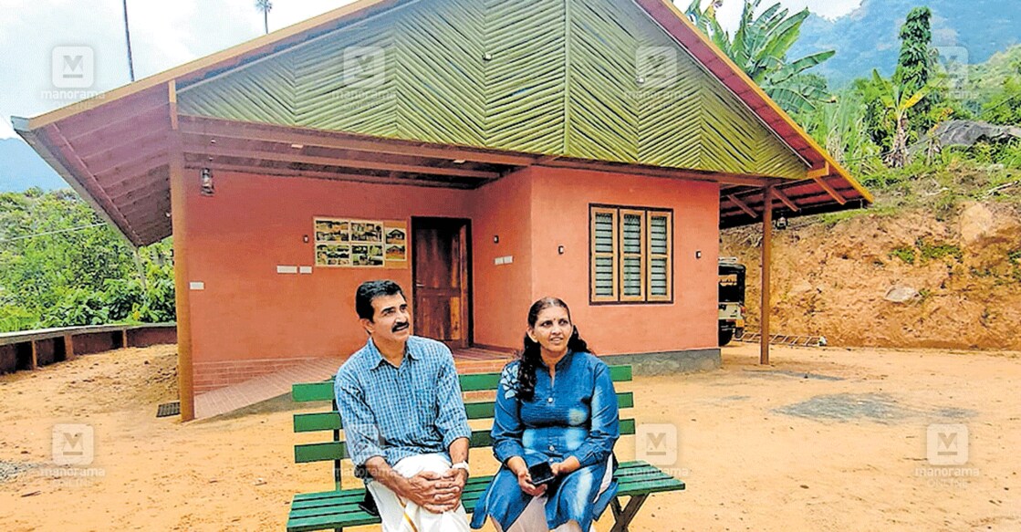 home-tourism-gif പൂവാറൻതോടിൽ ഫാം ടൂറിസം പദ്ധതിയുടെ ഭാഗമായി നിർമിച്ച
കളിമൺ വീടിനു മുൻപിൽ വിനോദും ജിഷയും. ചിത്രം: അബു ഹാഷിം/മനോരമ
