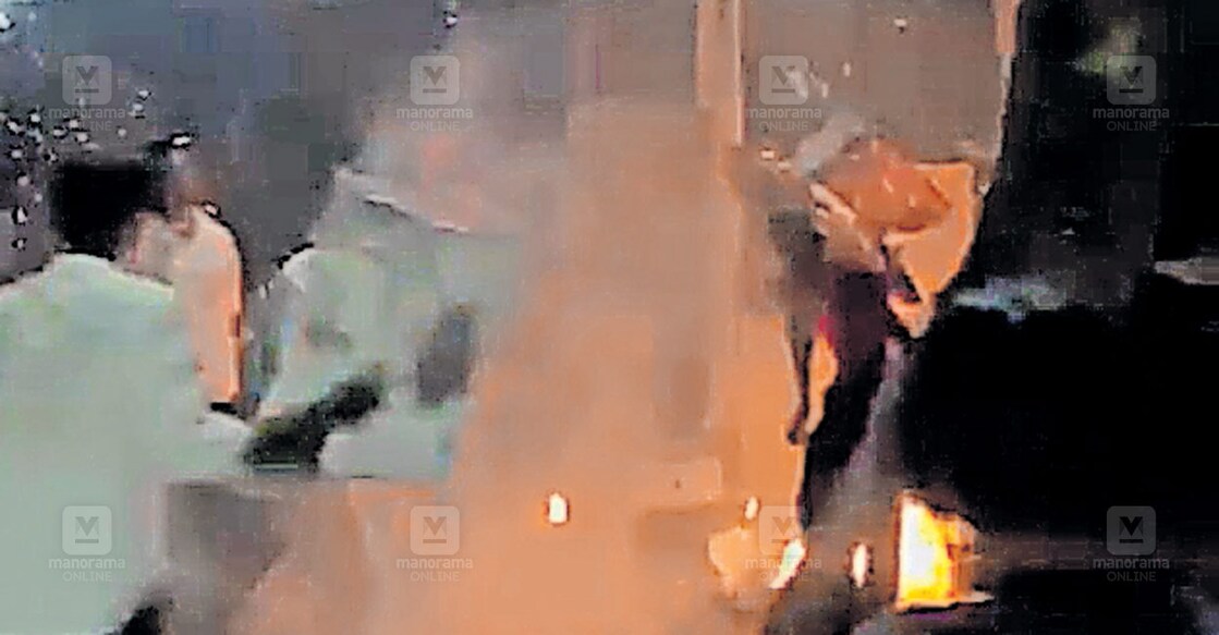 kozhikode-shop-attack
പന്നിക്കോട് പടക്കമെറിഞ്ഞ് കട കത്തിക്കാൻ ശ്രമിച്ചപ്പോൾ