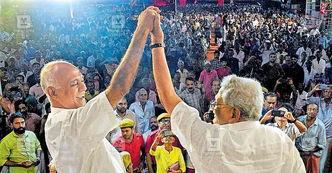 kozhikode-elmaram-karim എൽഡിഎഫ് ഉള്ളിയേരിയിൽ സംഘടിപ്പിച്ച തിരഞ്ഞെടുപ്പു റാലിയിൽ സിപിഎം ജനറൽ സെക്രട്ടറി സീതാറാം യെച്ചൂരി സ്ഥാനാർഥി എളമരം കരീമിന്റെ കൈ പിടിച്ചുയർത്തുന്നു.