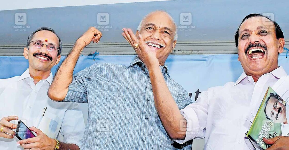 kozhikode-candidates
കരീമിനു നേരെ വലതുകൈ നീട്ടിയപ്പോൾ ‘‘കൈ തരില്ല, മുഷ്ടി ചുരുട്ടി അഭിവാദ്യം ചെയ്യലാണ് ഞങ്ങളുടെ രീതി’’ എന്ന് എളമരം കരീം
പറയുന്നു. ‘‘ഇവരിൽ ആരെങ്കിലുമൊരാൾ കൈ തന്നാൽ മതി, രണ്ടുപേരും ഒരേ മുന്നണിയാണ്’’ എന്ന് എം.ടി.രമേശും പറഞ്ഞതോടെ
കൂട്ടച്ചിരിയായി. കോഴിക്കോട് പ്രസ് ക്ലബ്ബിന്റെ ‘ഇലക്ഷൻ എക്സ്ചേഞ്ച്– കണക്ടിങ് വിത്ത് ലീഡേഴ്സ്’ പരിപാടിയിൽ പങ്കെടുക്കാൻ
എത്തിയതായിരുന്നു 3 സ്ഥാനാർഥികളും. ചിത്രം: അബു ഹാഷിം/മനോരമ
